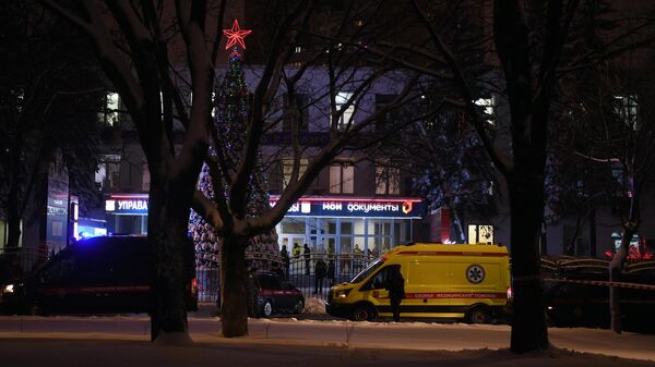 Автомобиль скорой помощи у многофункционального центра Рязанский в Москве, где произошла стрельба