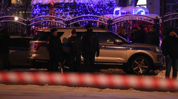 Сотрудники полиции у многофункционального центра Рязанский в Москве, где произошла стрельба