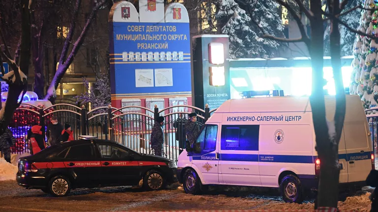 Автомобили следственного комитета РФ и Инженерно-саперного центра ГУ МВД РФ у многофункционального центра Рязанский в Москве, где произошла стрельба Автомобили следственного комитета РФ и Инженерно-саперного центра ГУ МВД РФ у многофункционального центра Рязанский в Москве, где произошла стрельба