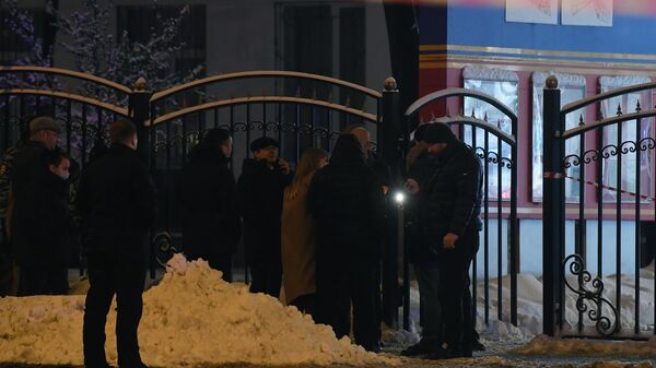 Люди у многофункционального центра Рязанский в Москве, где произошла стрельба
