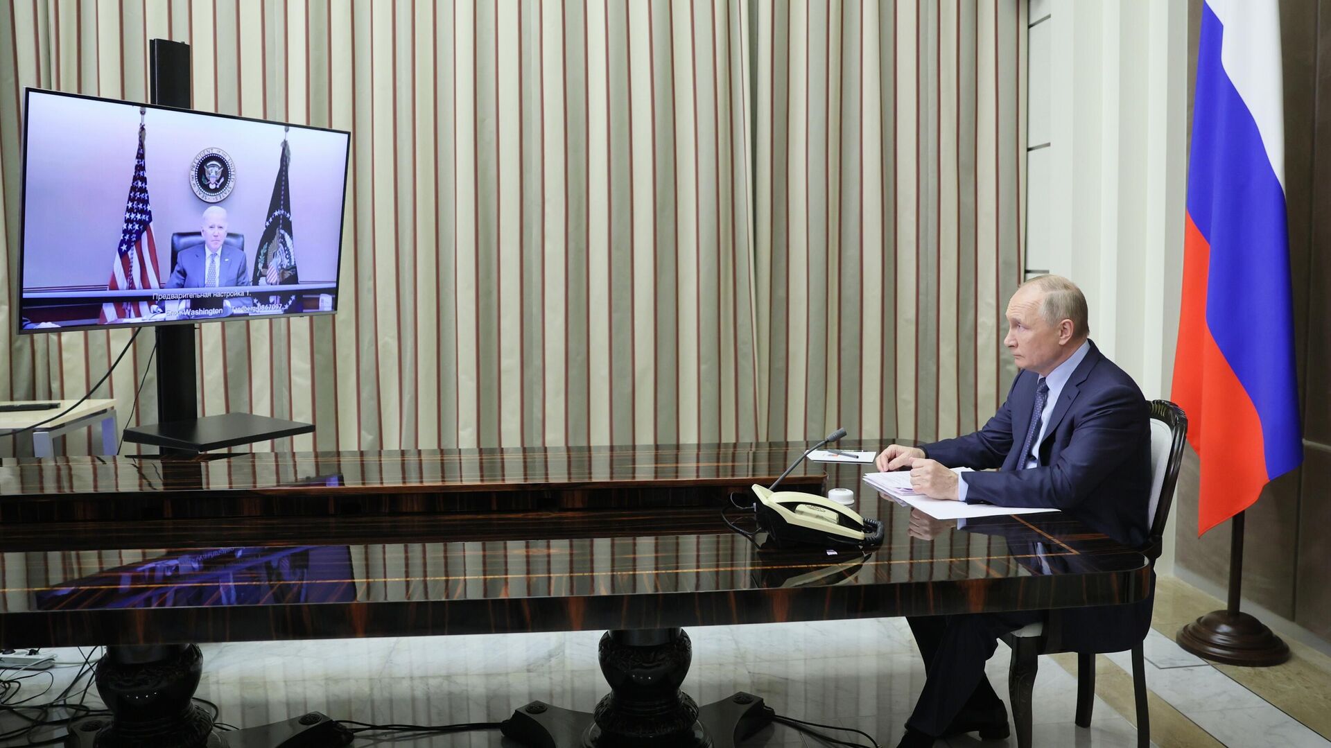 Президент РФ Владимир Путин во время встречи с президентом США Джо Байденом по видеосвязи - РИА Новости, 1920, 10.12.2021