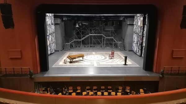 Вид на сцену из зрительного зала Геликон-оперы
