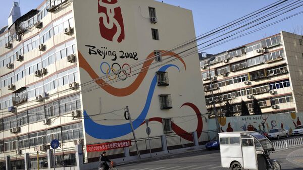 Логотип Олимпийских игр нарисован на боковой стороне жилого дома в Пекине