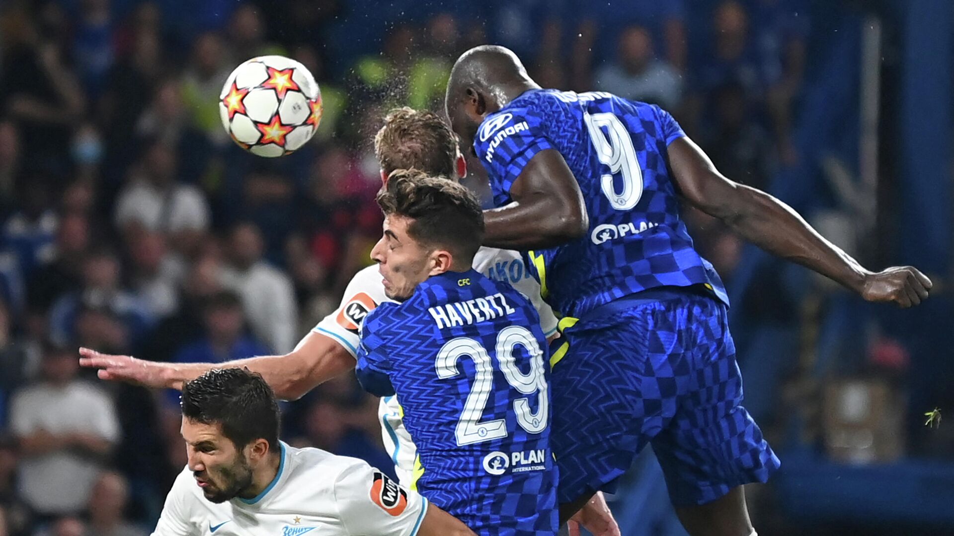 Chelsea's Belgian striker Romelu Lukaku (R) heads home the opening goal of the UEFA Champions League Group H football match between Chelsea and Zenit St Petersburg at Stamford Bridge in London on September 14, 2021. (Photo by Daniel LEAL / AFP) - РИА Новости, 1920, 08.12.2021