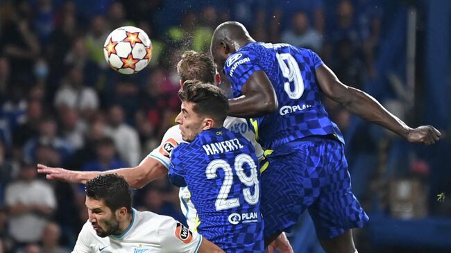 Chelsea's Belgian striker Romelu Lukaku (R) heads home the opening goal of the UEFA Champions League Group H football match between Chelsea and Zenit St Petersburg at Stamford Bridge in London on September 14, 2021. (Photo by Daniel LEAL / AFP)