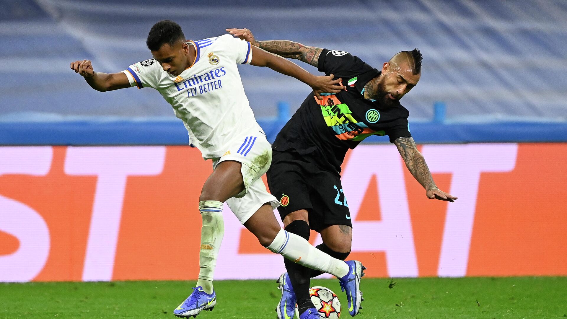 Real Madrid's Brazilian forward Rodrygo (L) fights for the ball with Inter Milan's Chilean midfielder Arturo Vidal during the UEFA Champions League first round group D football match between Real Madrid and Inter Milan at the Santiago Bernabeu stadium in Madrid on December 7, 2021. (Photo by PIERRE-PHILIPPE MARCOU / AFP) - РИА Новости, 1920, 08.12.2021