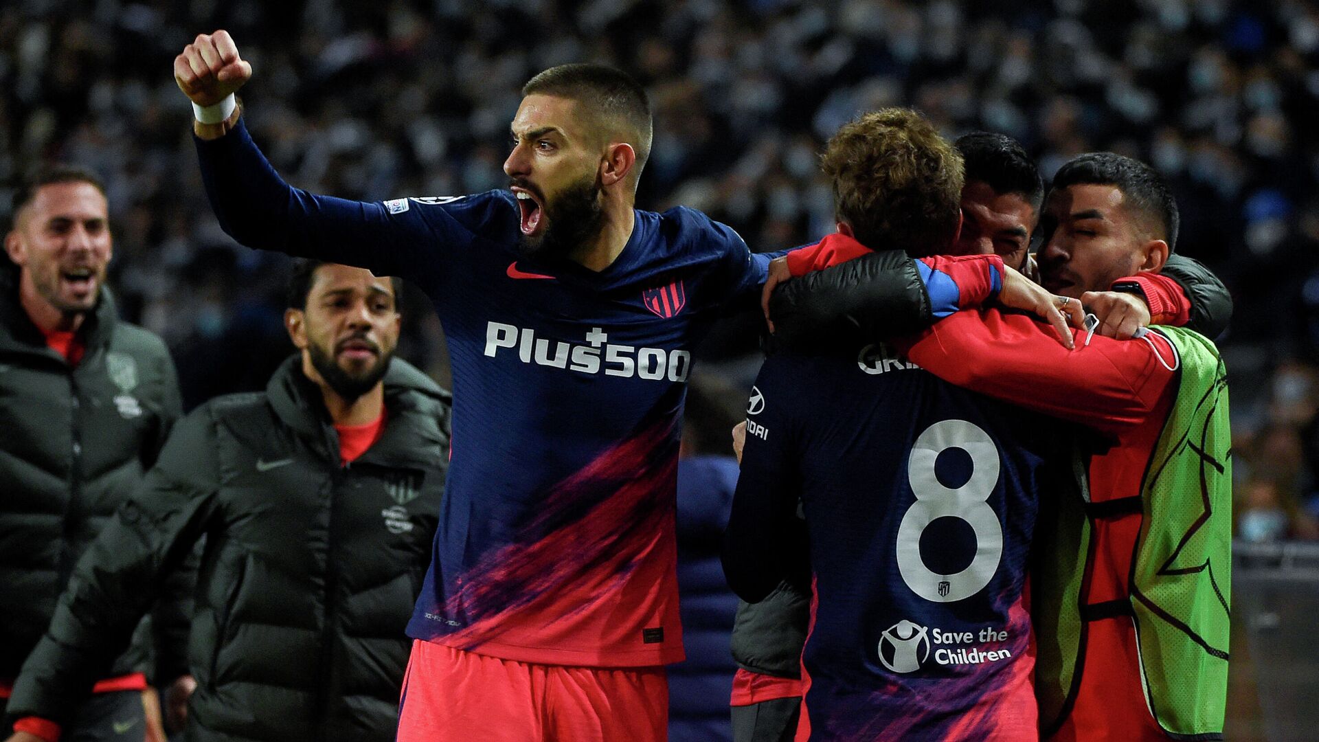 Atletico Madrid's French forward Antoine Griezmann (C) celebrates with teammates after scoring his team's first goal during the UEFA Champions League first round group B football match between FC Porto and Club Atletico de Madrid at the Dragao stadium in Porto on December 7, 2021. (Photo by MIGUEL RIOPA / AFP) - РИА Новости, 1920, 08.12.2021