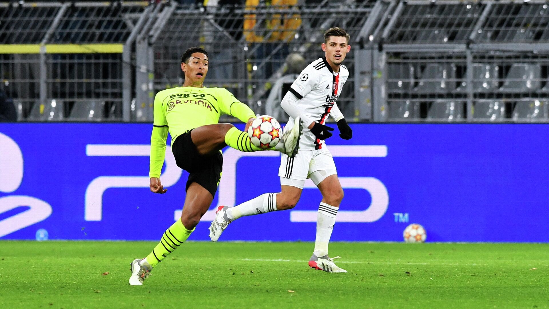 Dortmund's English midfielder Jude Bellingham (L) and Besiktas' Spanish defender Francisco Montero vie for the ball during the UEFA Champions League Group C football match BVB Borussia Dortmund v Besiktas in Dortmund, western Germany on December 7, 2021. (Photo by UWE KRAFT / AFP) - РИА Новости, 1920, 08.12.2021