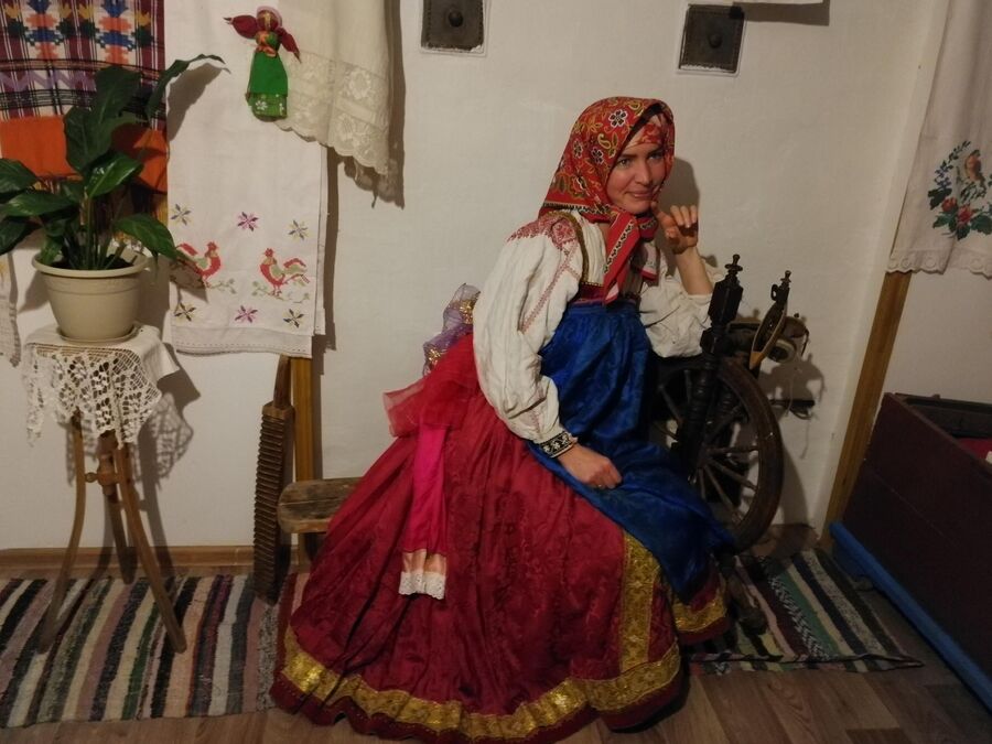 Девушка в старинном костюме курянки в музее хутора Песочное