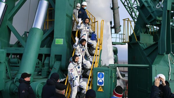 Члены основного экипажа 20-й экспедиции на МКС космонавт Роскосмоса Александр Мисуркин, космические туристы Юсаку Маэдзава и Йозо Хирано перед запуском ракеты-носителя Союз-2.1а
