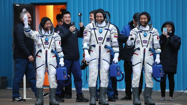 Члены основного экипажа 20-й экспедиции на МКС космонавт Роскосмоса Александр Мисуркин, космические туристы Юсаку Маэдзава и Йозо Хирано перед запуском ракеты-носителя Союз-2.1а