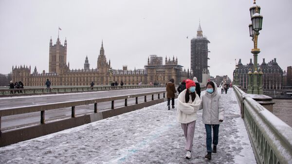 Прохожие во время снегопада в Лондоне, Великобритания