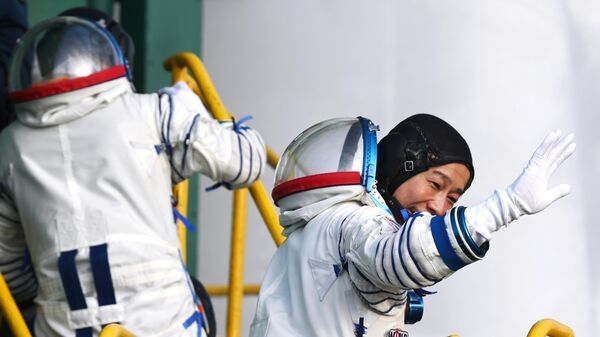 Член основного экипажа 20-й экспедиции на МКС космический турист Юсаку Маэзава перед запуском ракеты-носителя Союз-2.1а с транспортным пилотируемым кораблем Союз МС-20 на Байконуре