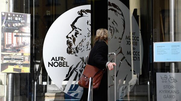Женщина открывает дверь музея Альфреда Нобеля в Стокгольме