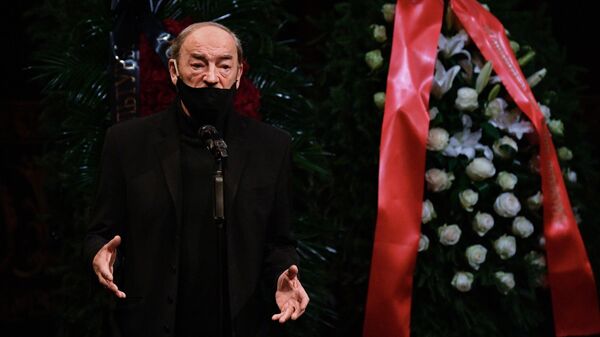 Актер Михаил Боярский на церемонии прощания с народной артисткой РСФСР Ниной Ургант в Александринском театре в Санкт-Петербурге Актер Михаил Боярский на церемонии прощания с народной артисткой РСФСР Ниной Ургант в Александринском театре в Санкт-Петербурге