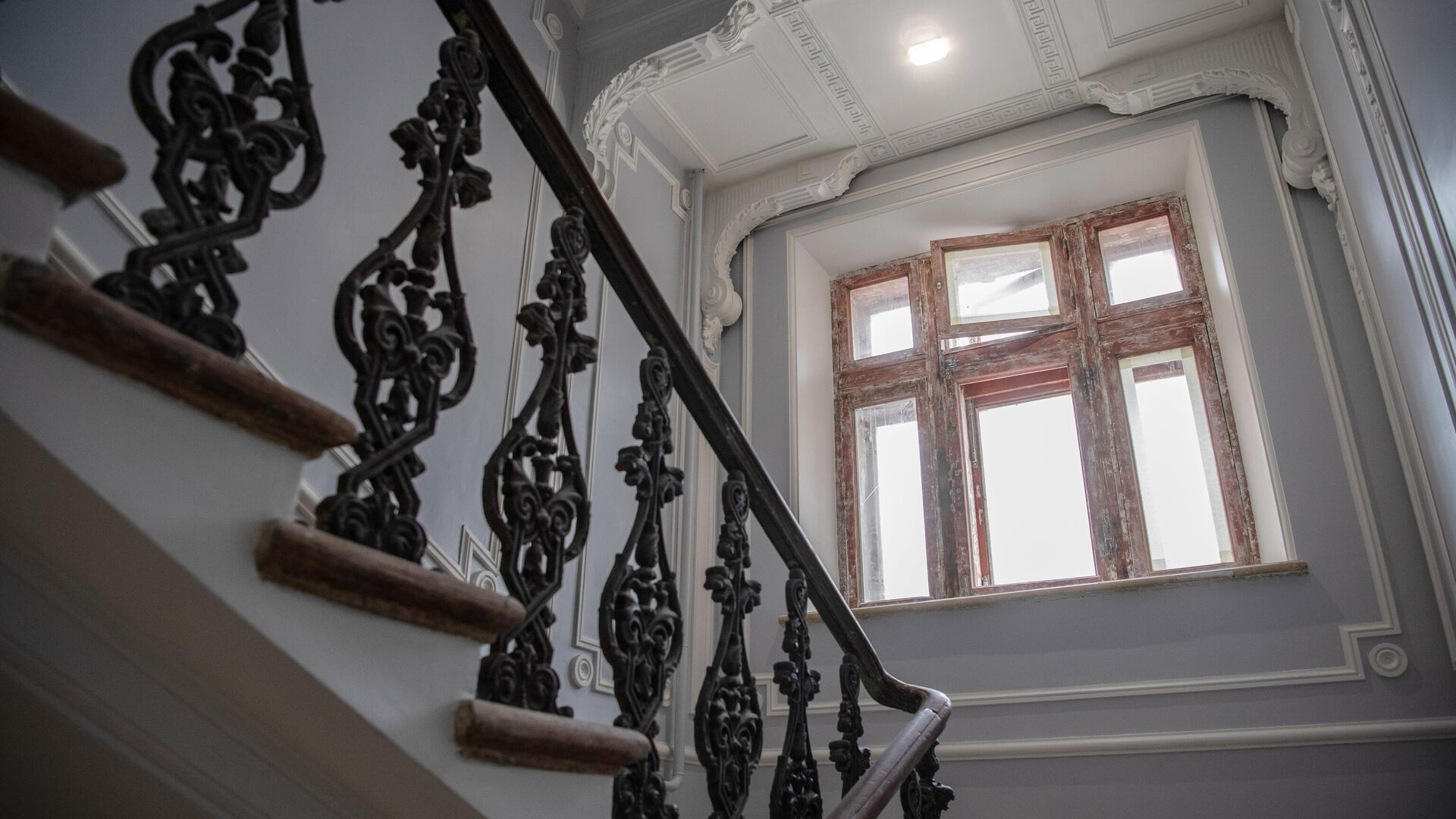 Лестница в жилом доме 1882-84 гг. постройки (архитектор П.А.Дриттенпрейс) во время ремонта - РИА Новости, 1920, 24.02.2022