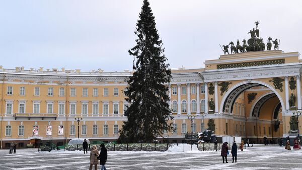 Главная новогодняя ель на Дворцовой площади в Санкт-Петербурге