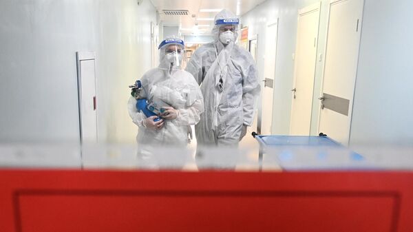 Медицинские работники в красной зоне отделения 1602-го военного клинического госпиталя Южного военного округа в Ростове-на-Дону, где оказывают помощь пациентам с новой коронавирусной инфекцией COVID-19