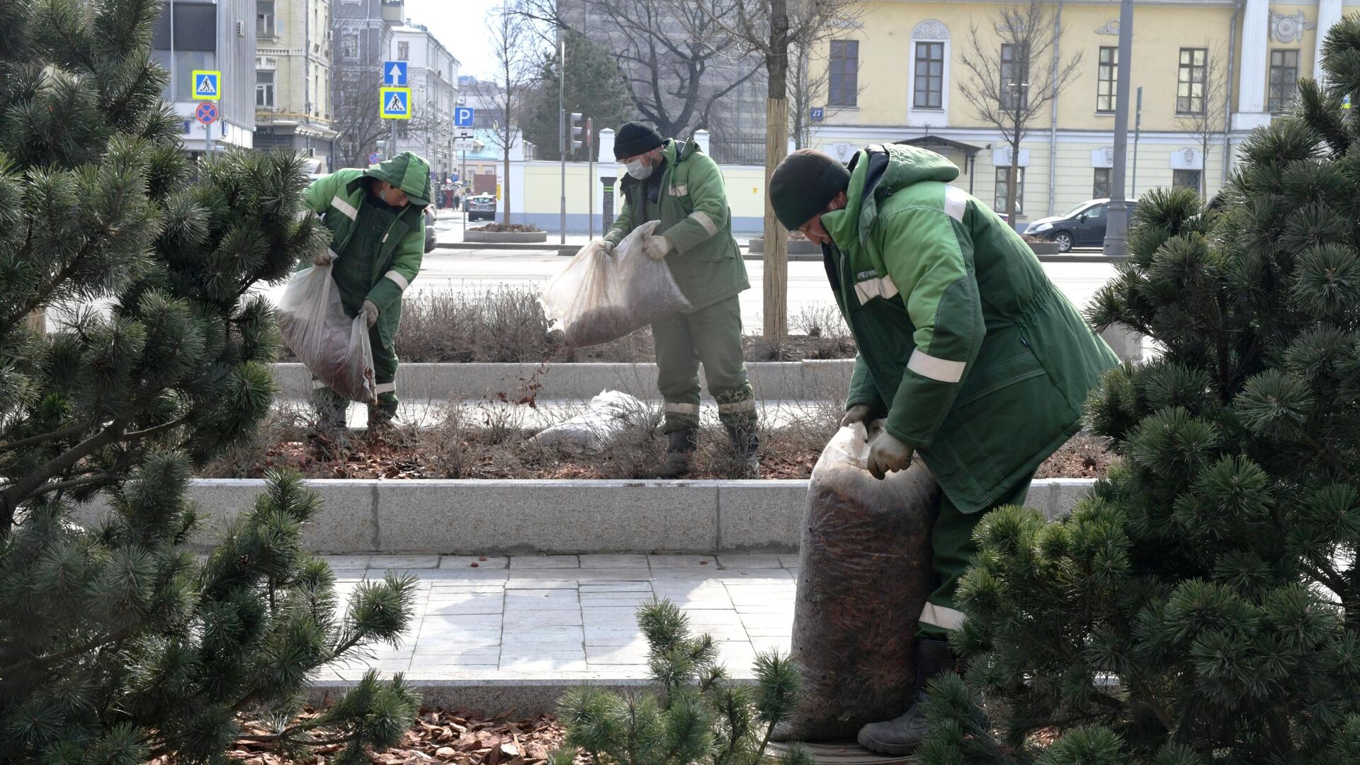 Сотрудники жилищно-коммунального хозяйства города Москвы во время работы - РИА Новости, 1920, 07.12.2021