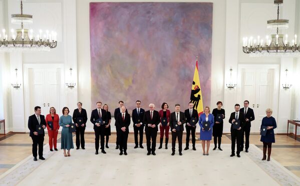 Президент Германии Франк-Вальтер Штайнмайер, новоизбранный канцлер Германии Олаф Шольц и министры его кабинета в президентском дворце Бельвю в Берлине