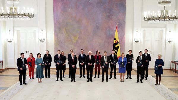 Президент Германии Франк-Вальтер Штайнмайер, новоизбранный канцлер Германии Олаф Шольц и министры его кабинета в президентском дворце Бельвю в Берлине