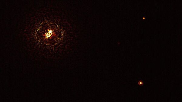Самая массивная на сегодняшний день звездная пара b Центавра (слева) и ее планета-гигант b Центавра b (справа внизу)