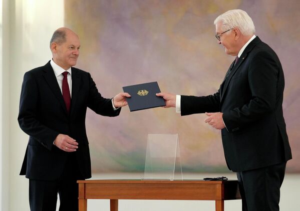 Новый канцлер Германии Олаф Шольц с президентом ФРГ Франком-Вальтером Штайнмайером