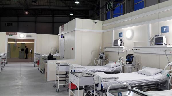 Палата интенсивной терапии во временном госпитале для пациентов с COVID-19
