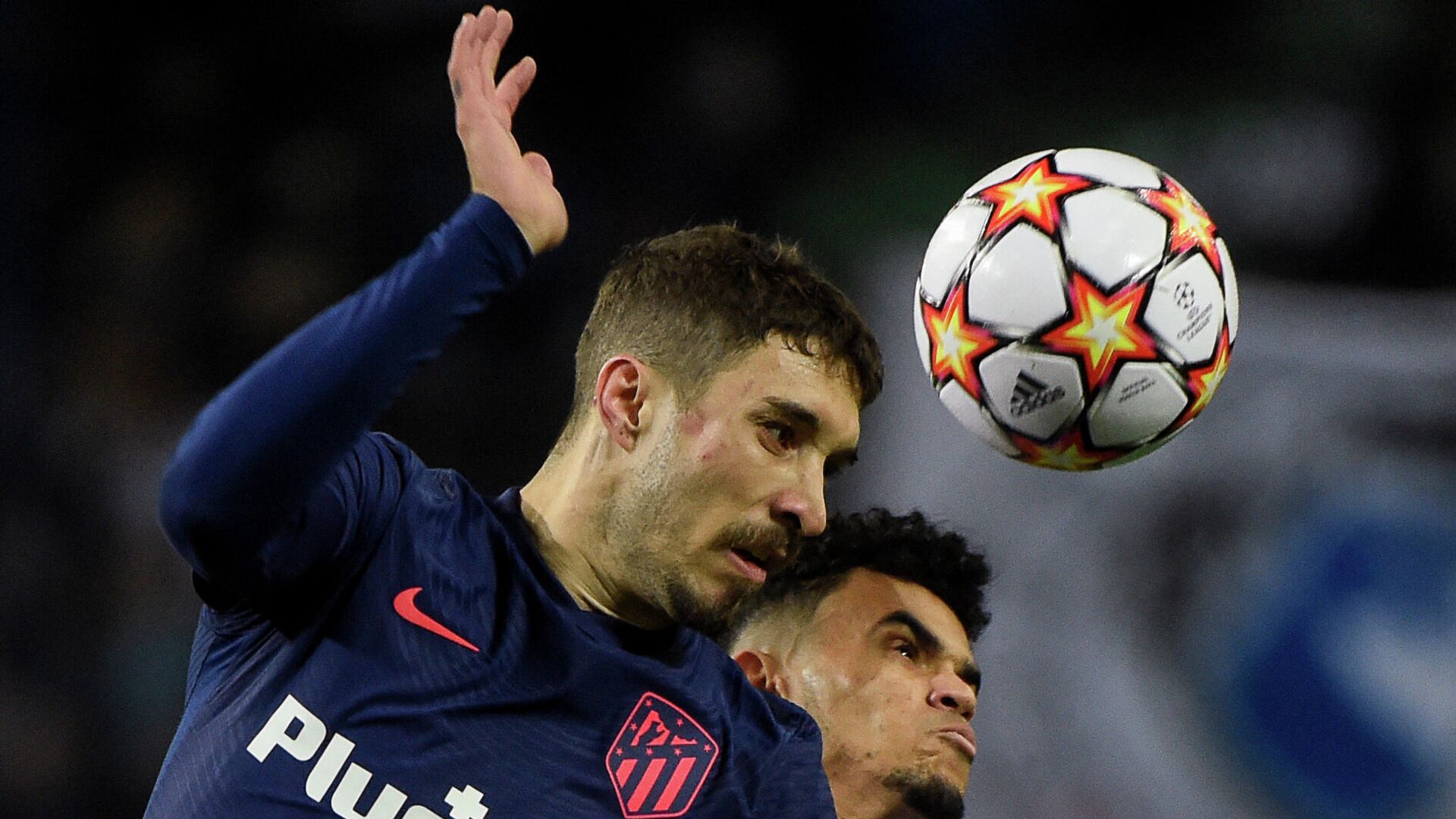 Atletico Madrid's Croatian defender Sime Vrsaljko (L) fights for the ball with FC Porto's Colombian midfielder Luis Diaz during the UEFA Champions League first round group B football match between FC Porto and Club Atletico de Madrid at the Dragao stadium in Porto on December 7, 2021. (Photo by MIGUEL RIOPA / AFP) - РИА Новости, 1920, 08.12.2021