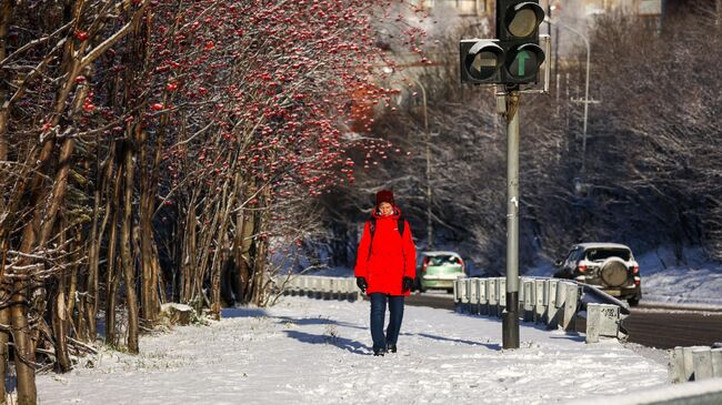 Женщина на одной из улиц Мурманска