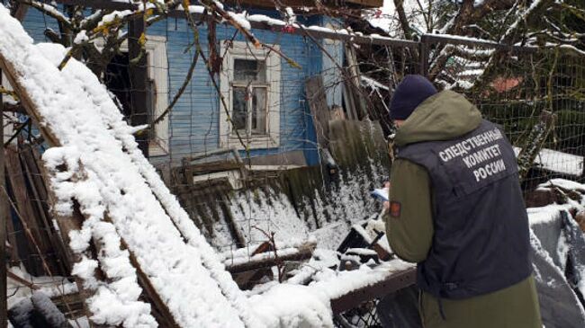 Сотрудник СК возле дома Михаила Пономарева