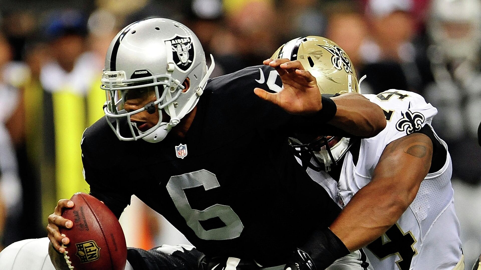 NEW ORLEANS, LA - AUGUST 16: Terrelle Pryor #6 of the Oakland Raiders is sacked by Glenn Foster #74 of the New Orleans Saints during a preseason game at the Mercedes-Benz Superdome on August 16, 2013 in New Orleans, Louisiana. The Saints won 28-20.   Stacy Revere/Getty Images/AFP (Photo by Stacy Revere / GETTY IMAGES NORTH AMERICA / Getty Images via AFP) - РИА Новости, 1920, 08.12.2021