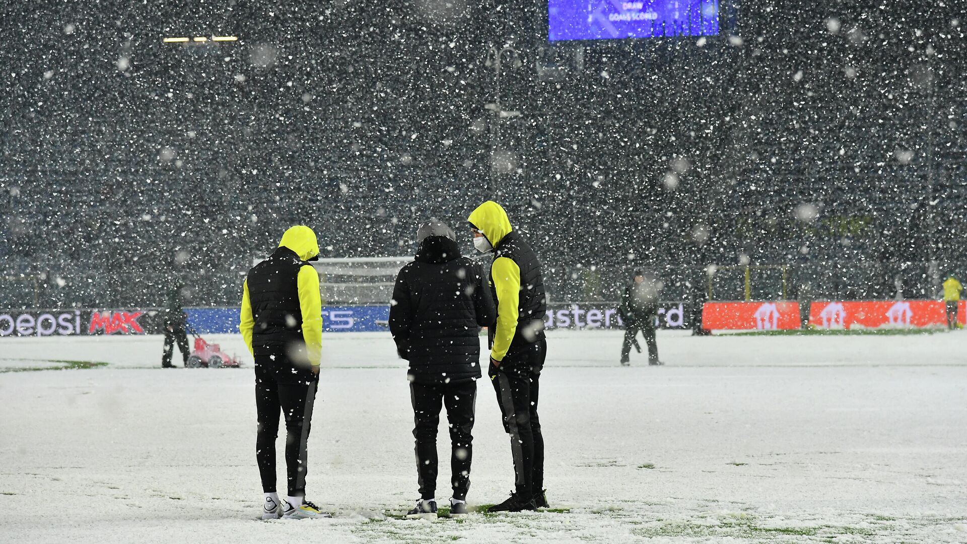 Villarreal players inspect the pitch to assess playing possibilities as snow continues falling ahead the UEFA Champions League Group F football match between Atalanta and Villarreal on December 8, 2021 at the Atleti Azzurri d'Italia stadium in Bergamo. (Photo by Isabella BONOTTO / AFP) - РИА Новости, 1920, 08.12.2021
