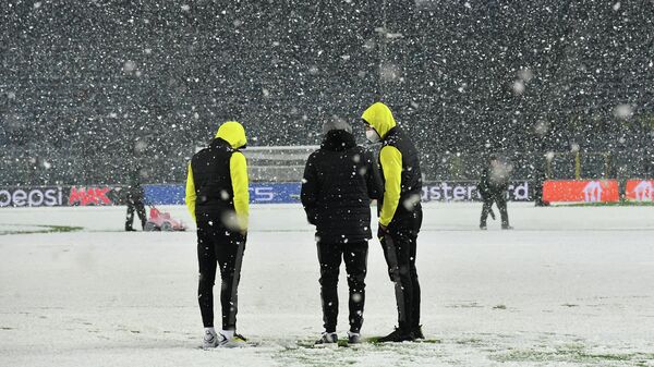 Villarreal players inspect the pitch to assess playing possibilities as snow continues falling ahead the UEFA Champions League Group F football match between Atalanta and Villarreal on December 8, 2021 at the Atleti Azzurri d'Italia stadium in Bergamo. (Photo by Isabella BONOTTO / AFP)