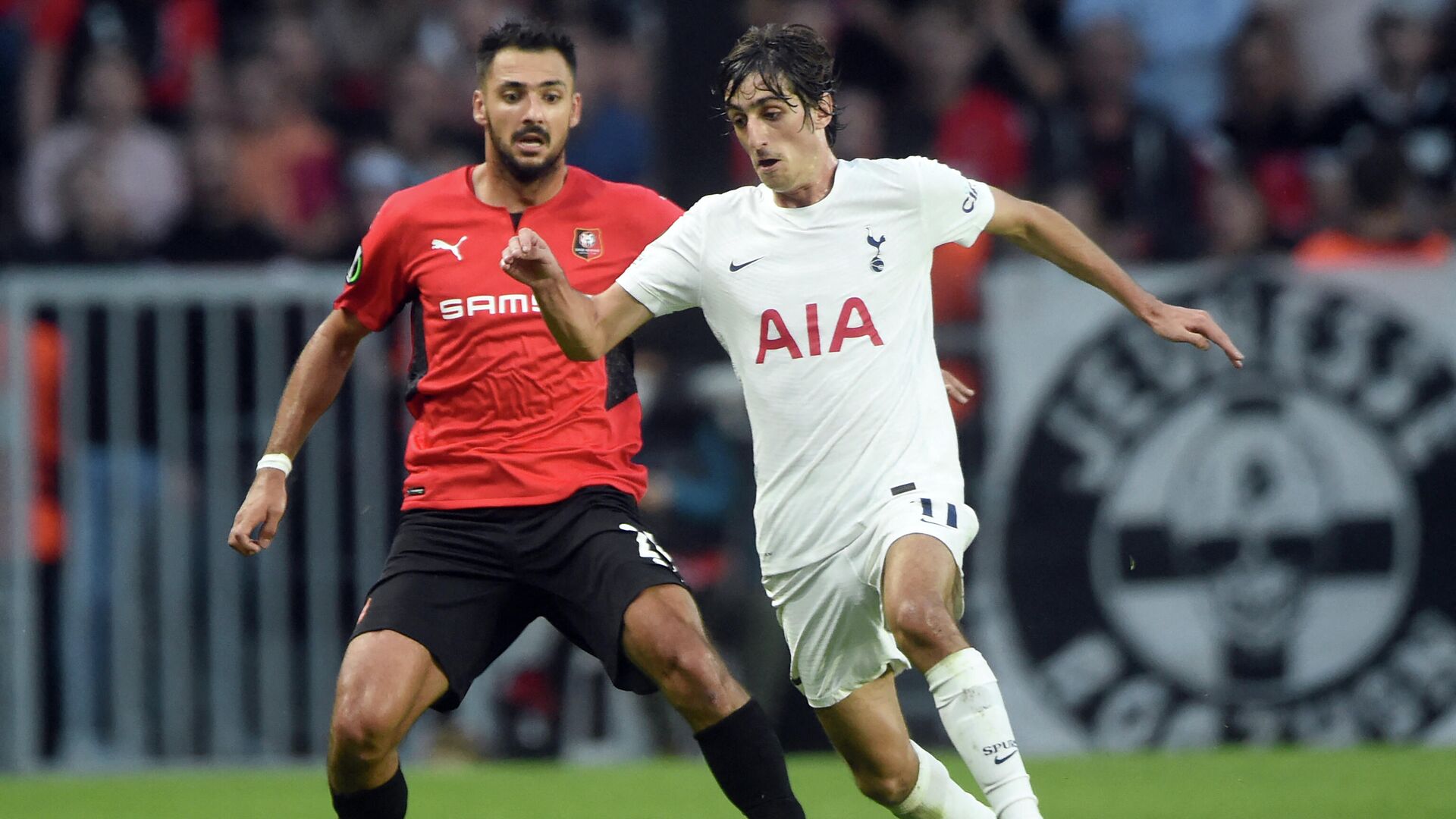 Rennes' French forward Gaetan Laborde (L) fights for the ball with Tottenham's Spanish forward Bryan Gil  during the UEFA Europa Conference League Group G football match between Stade Rennais Football Club (Rennes) and Tottenham at The Roazhon Park Stadium in Rennes, north-western France on September 16, 2021. (Photo by JEAN-FRANCOIS MONIER / AFP) - РИА Новости, 1920, 09.12.2021