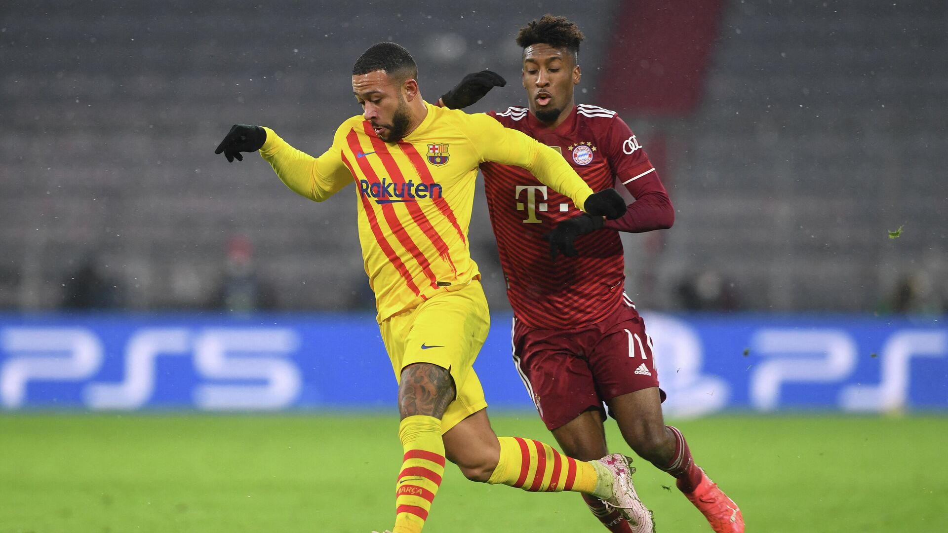 Barcelona's Dutch forward Memphis Depay (L) and Bayern Munich's French forward Kingsley Coman vie for the ball during the UEFA Champions League group E football match FC Bayern Munich v FC Barcelona in Munich, southern Germany on December 8, 2021. (Photo by Christof STACHE / AFP) - РИА Новости, 1920, 09.12.2021