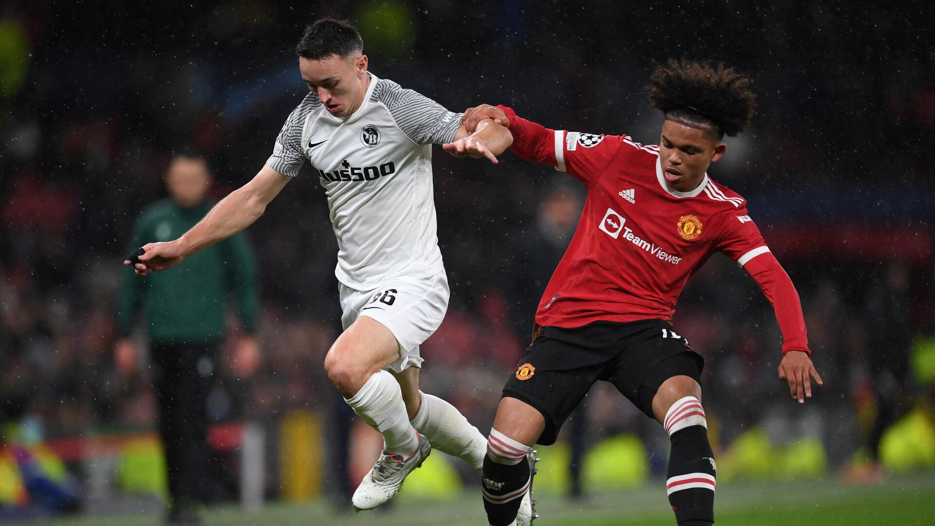 Young Boys' Silvan Hefti (L) vies with Manchester United's Nigerian midfielder Shola Shoretire during the UEFA Champions League Group F football match between Manchester United and Young Boys at Old Trafford stadium in Manchester, north west England on December 8, 2021. (Photo by Paul ELLIS / AFP) - РИА Новости, 1920, 09.12.2021