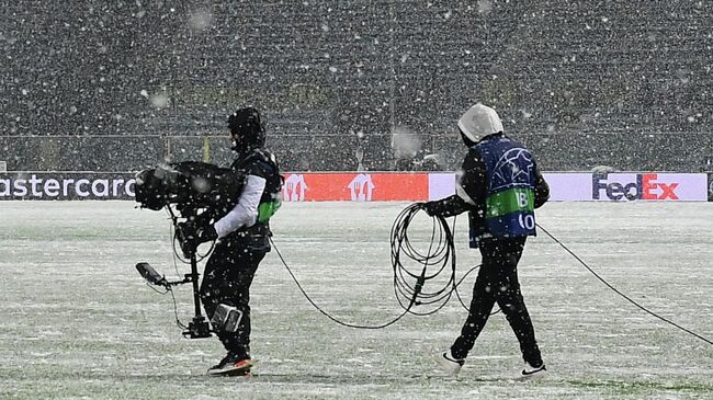 A screen displays the match has been postponed until tomorrow at a time to be determined after UEFA officials decided to postpone due to heavy snowfalls the Champions League Group F football match between Atalanta and Villarreal on December 8, 2021 at the Atleti Azzurri d'Italia stadium in Bergamo. (Photo by Isabella BONOTTO / AFP)