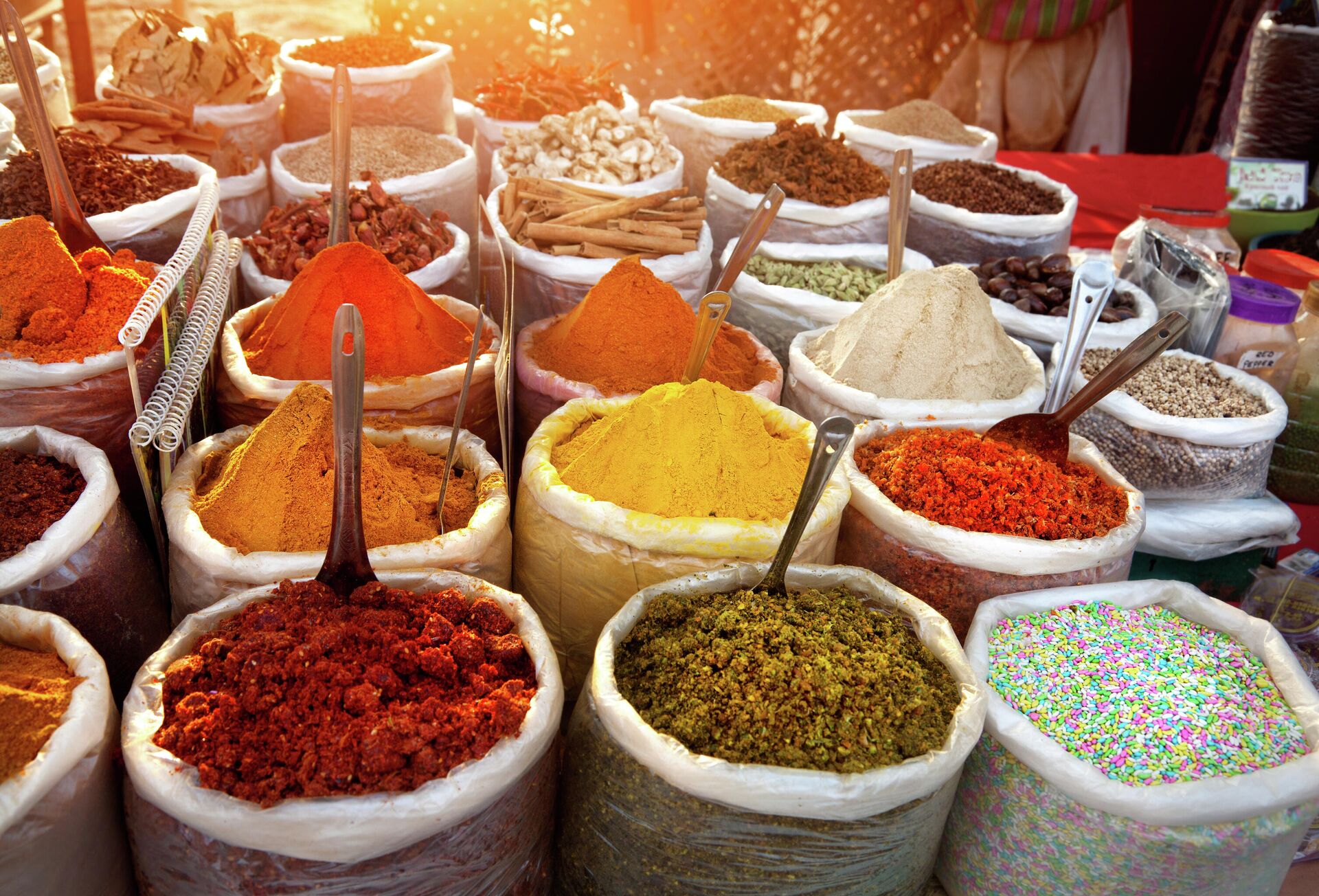 Индийские цветные специи на рынке Анджуна в Гоа