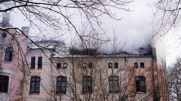 Пожар в историческом здании на территории замка Вальдау неподалеку от Калининграда