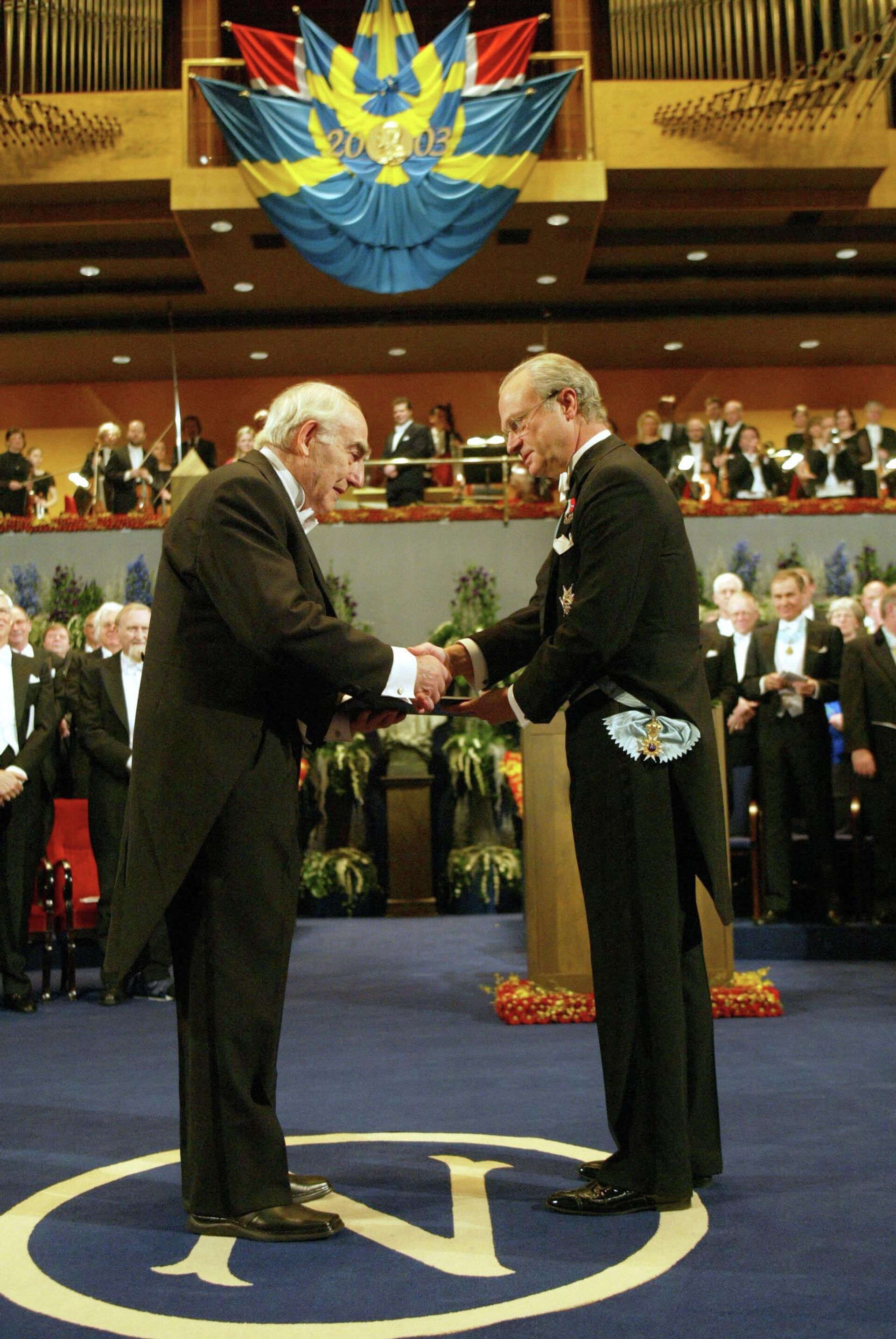 Виталий Гинзбург во время церемонии получения Нобелевской премии по физике от короля Швеции Карла Густава  в Стокгольме - РИА Новости, 1920, 09.12.2021