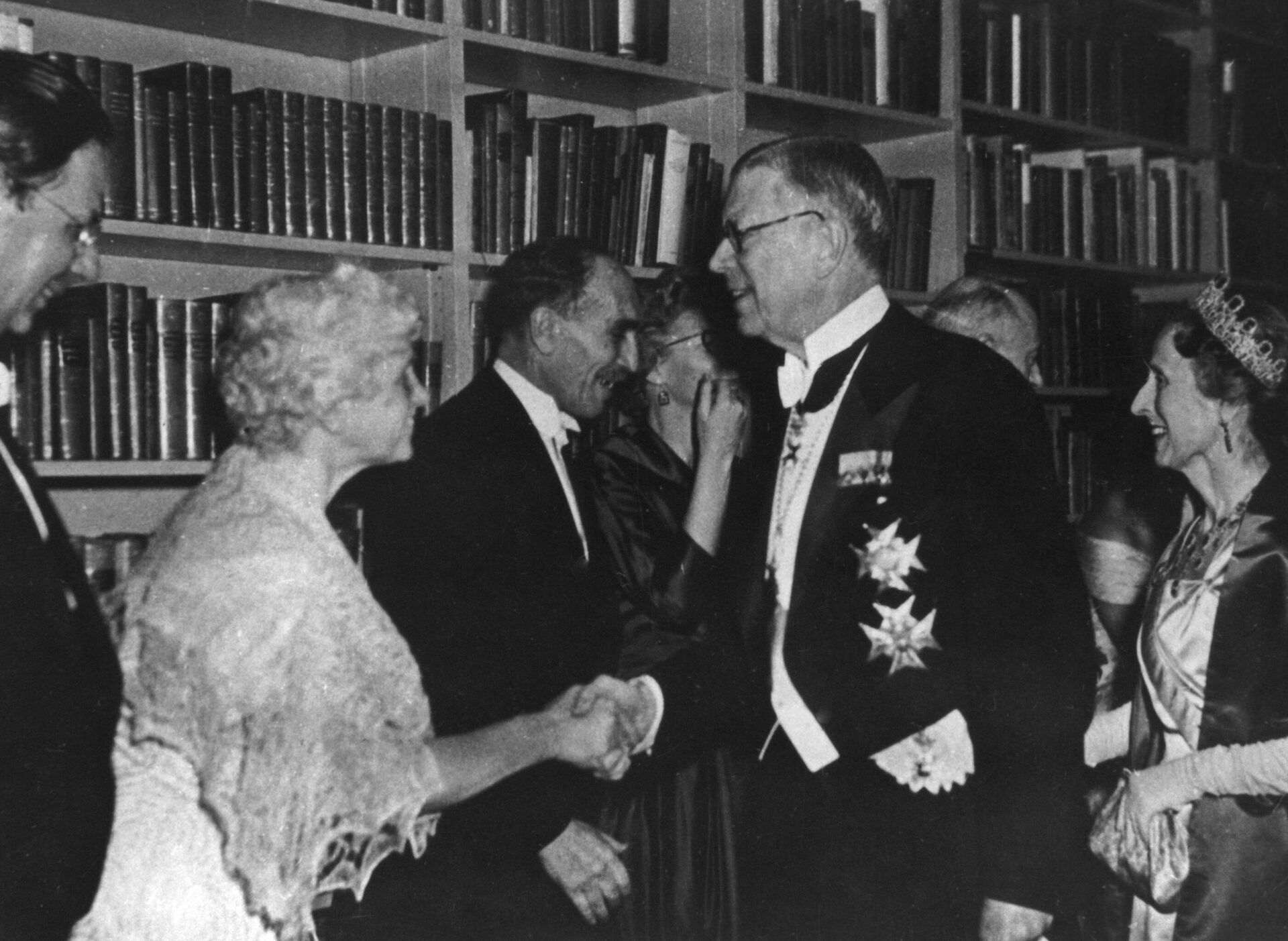Король Швеции Густав VI и королева Луиза (справа) поздравляют советского академика Николая Семенова (третий справа) и его супругу с вручением ученому Нобелевской премии - РИА Новости, 1920, 09.12.2021