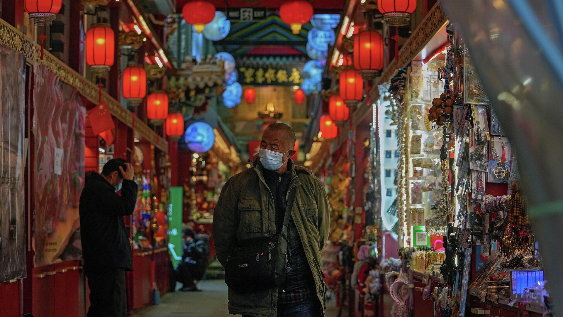 Мужчина в маске на улице Цяньмэнь в Пекине - РИА Новости, 1920, 09.12.2021