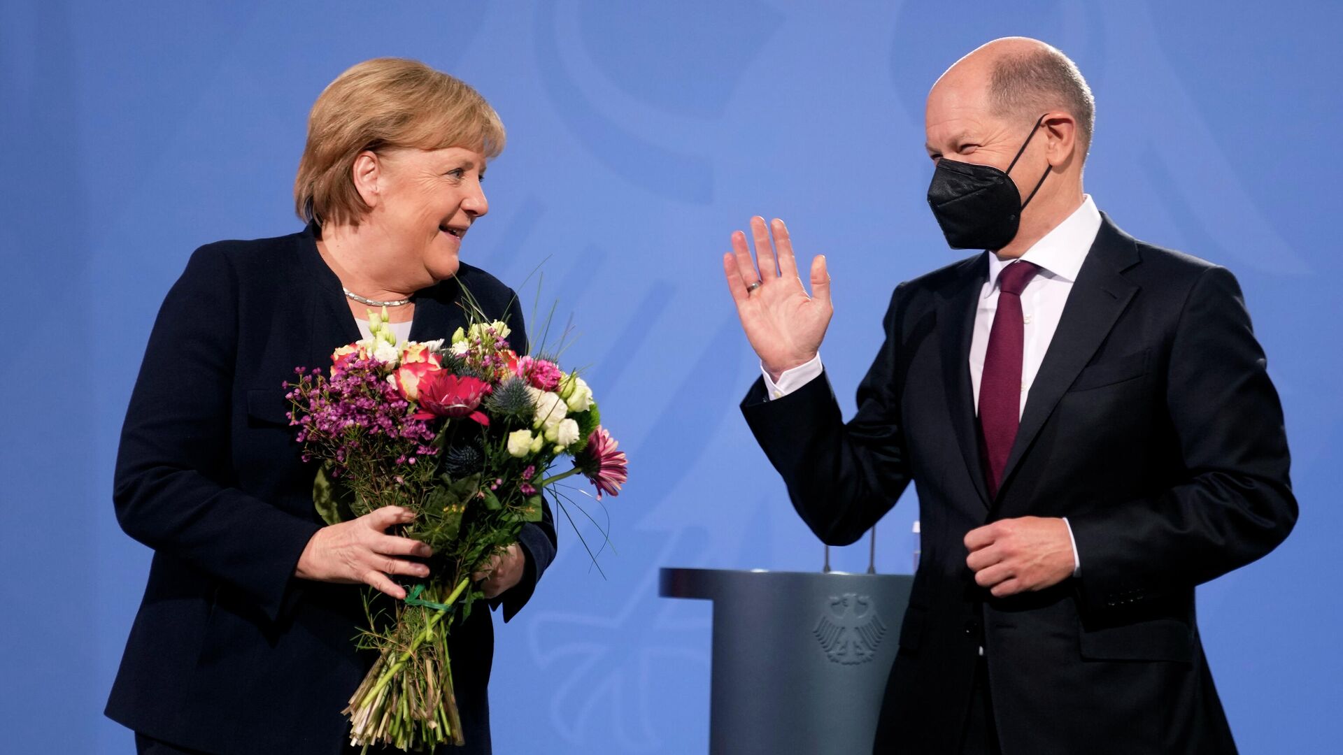 Бывший канцлер Германии Ангела Меркель и новый канцлер Олаф Шольц в Берлине - РИА Новости, 1920, 28.09.2022