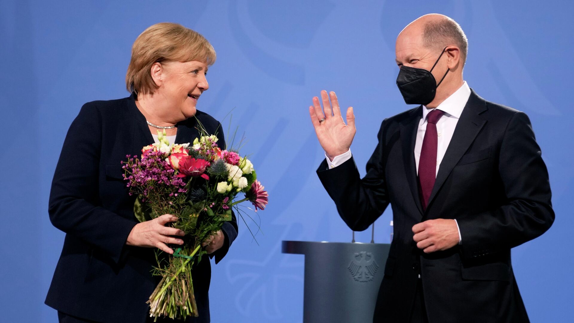 Бывший канцлер Германии Ангела Меркель и новый канцлер Олаф Шольц в Берлине - РИА Новости, 1920, 26.01.2022