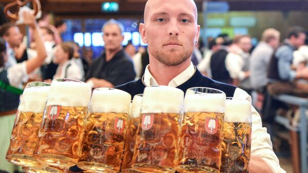 Мужчина с пивом на фестивале Октоберфест в Мюнхене