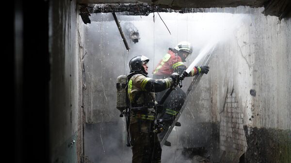 Сотрудники противопожарной службы МЧС РФ во время тушения пожара