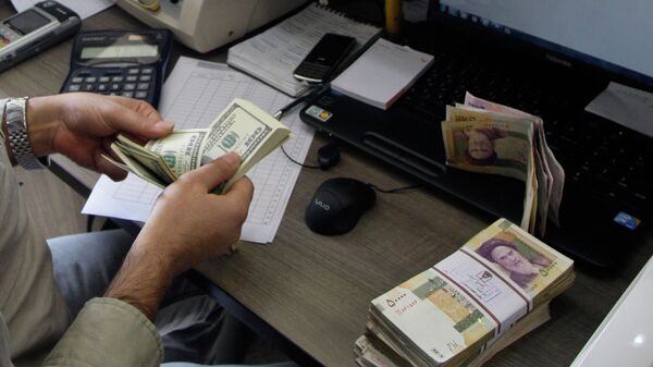 Сотрудник обменного пункта в Тегеране