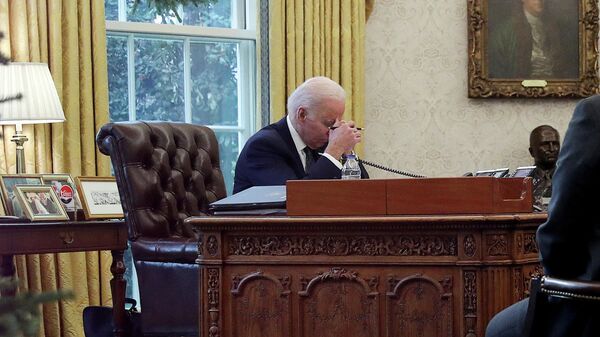 Президент США Джо Байден во время телефонного разговора с президентом Украины Владимиром Зеленским