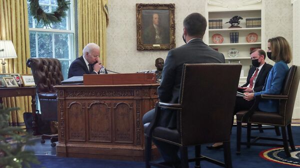 Президент США Джо Байден во время телефонного разговора с президентом Украины Владимиром Зеленским